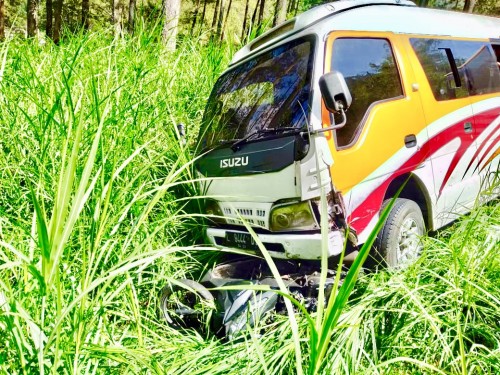 Salah satu kecelakaan lalu lintas di Klemuk antara mobil elf dan sepeda motor beberapa saat lalu. (Foto: istimewa)