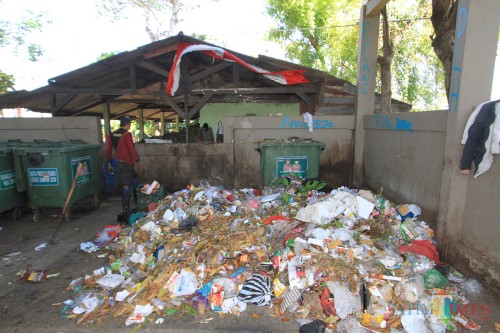 Sampah di Tempat Penampungan Sementara (TPS) Jalan Gubernur Suryo, tinggal sedikit (Agus Salam.Jatim TIMES)