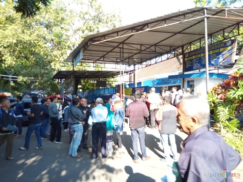 Situasi Satpas SIM saat banyak pemohon perpanjangan SIM antri pasca libur lebaran ( Anggara Sudiongko/MalangTIMES)