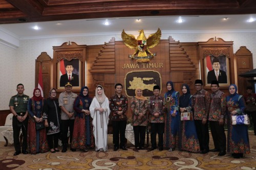 Suasana foto bersama Wali Kota Malang Sutiaji (enam dari kanan) bersama forkopimda dan Gubernur dan Wakil Guberjur Jawa Timur (Foto: Humas Pemkot Malang)