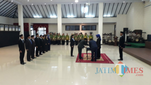 Suasana pelantikan 11 pejabat di lingkungan Pemkab Jember dua hari pasca-libur Lebaran. (foto : basid / Jatim TIMES)