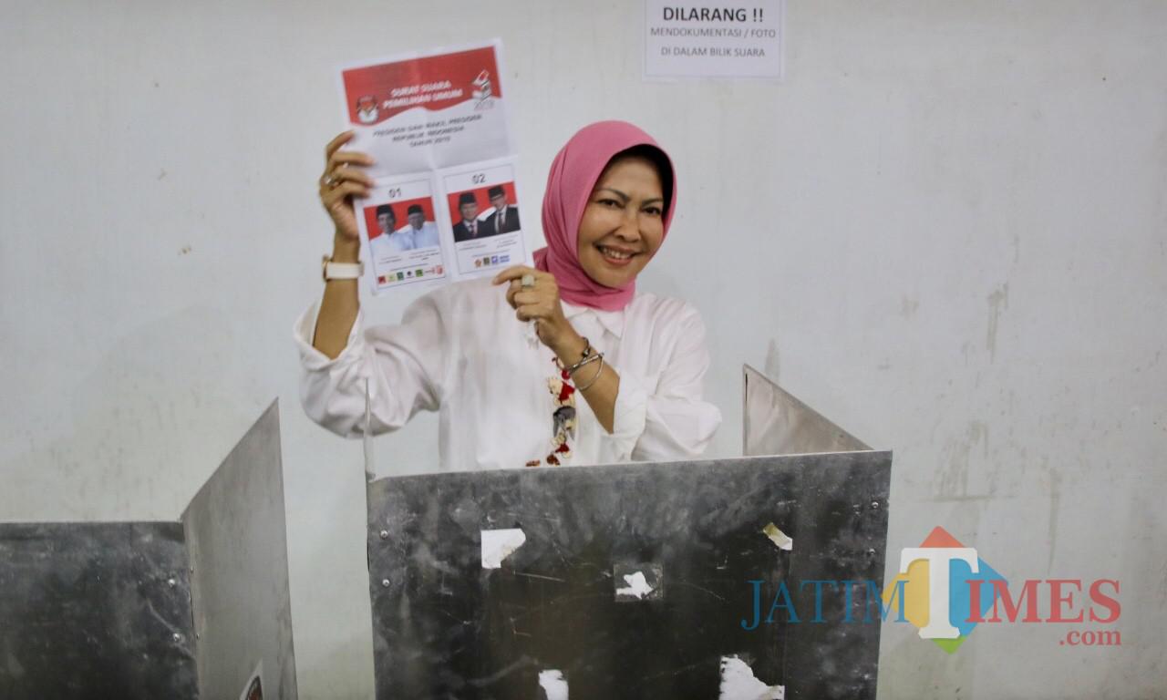 Wali Kota Batu Dewanti Rumpoko saat usai menyoblos di TPS 40 Desa Pesanggrahan, Kecamatan Batu.