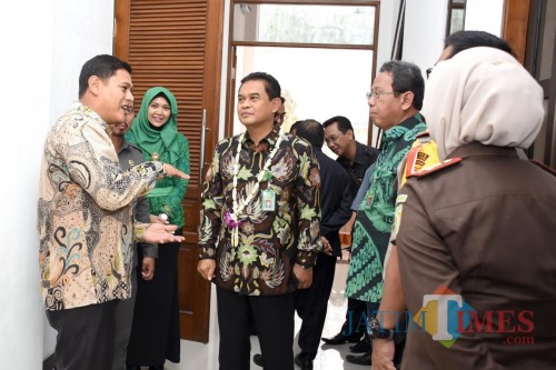 Wali Kota Kediri Abdullah Abu Bakar (kiri) bersama dirjen Badan Peradilan Umum MA Republik Indonesia. (eko Arif s /JatimTimes)