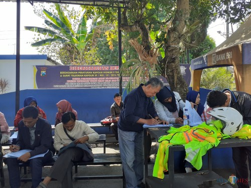 Warga Kota Malang yang sudah diberikan akses masuk ke area pelayanan untuk perpanjangan SIM di SATPAS Polres Makota (Arifina Cahyanti Firdausi/ MalangTIMES)