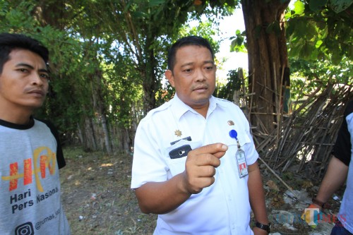 Agus Effendi, kepala Dinas Satpol PP Kota Probolinggo, saat menjelaskan ke sejumlah wartawan kasus yang dilaporkan Selasa kemarin .(Agus Salam/Jatim TIMES)