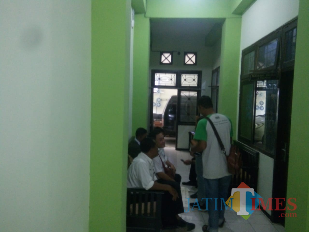 Beberapa kepala desa sedang menunggu giliran diperiksa Inspektorat Kabupaten Situbondo.(Foto Sony Haryono / Situbondo TIMES)