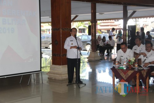 Bupati Blitar Rijanto saat menyampaikan sambutan peresmian desk pilkades.