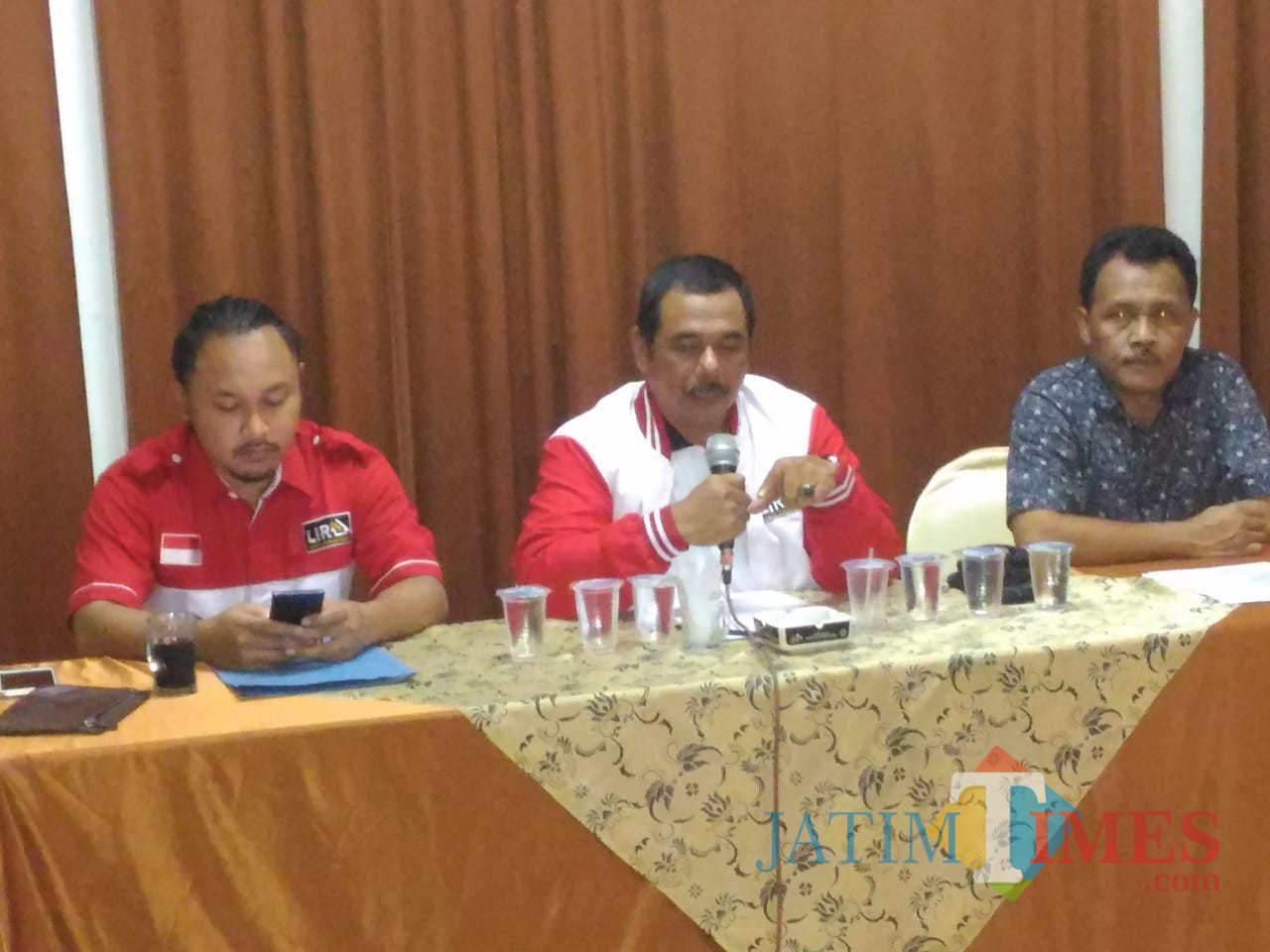 Bupati LiRa Malang Zuchdy Achmadi (tengah) dalam suatu acara. (LiRa for MalangTIMES)