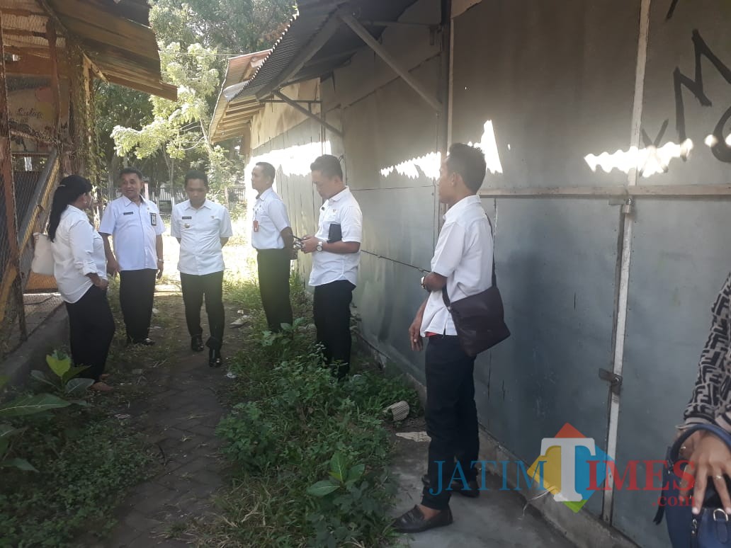 Bupati Lumajang H. Thoriqul Haq menyusuri lorong-lorong di Artha Gama yang mulai kumuh (Foto : Moch. R. Abdul Fatah / Jatim TIMES)