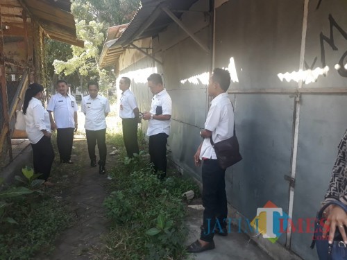 Bupati Lumajang H. Thoriqul Haq menyusuri lorong-lorong di Artha Gama yang mulai kumuh (Foto : Moch. R. Abdul Fatah / Jatim TIMES)