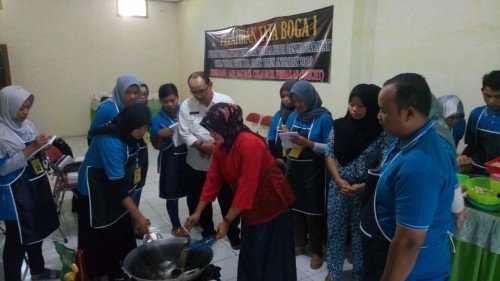 Pelatihan Tata Boga digelar Disnaker Kabupaten Blitar untuk menciptakan wirausahawan baru (Foto: Aunur Rofiq/BlitarTIMES)