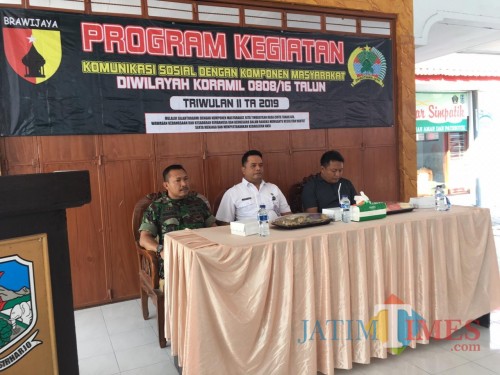 Danramil Talun (paling kiri) Kapten Czi Wikodo menegaskan pentingnya komunikasi dalam membangun kamtibmas