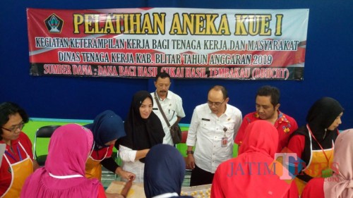 Peserta antusias mengikuti pelatihan pembuatan kue yang digelar Disnaker Kab Blitar.(Foto : Aunur Rofiq/BlitarTIMES)