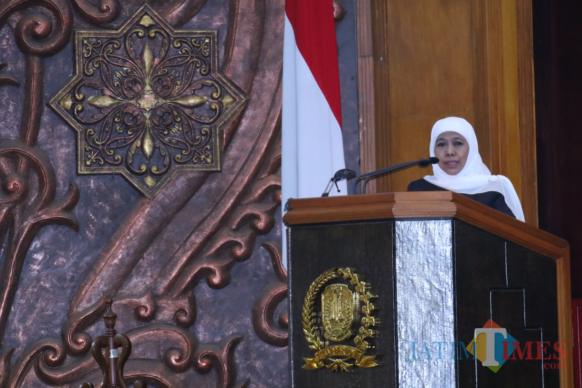 Gubernur Jatim Khofifah saat rapat paripurna