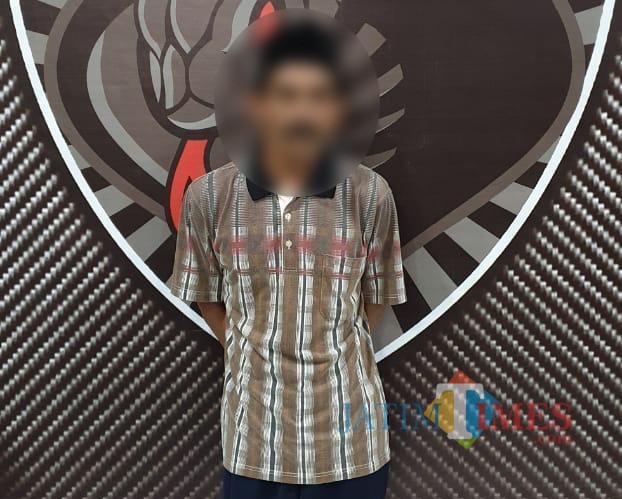 Hori (40) Inilah pria yang menjaminkan istrinya untuk meminjam uang senilai Rp 250 juta (Foto : Moch. R. Abdul Fatah / Jatim TIMES)