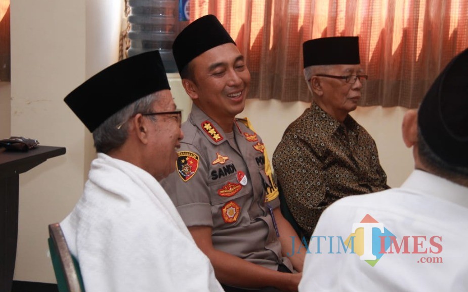 Kapolrestabes Surabaya Kombespol Sandi Nugroho ketika bersilaturahmi ke kantor MUI Surabaya
