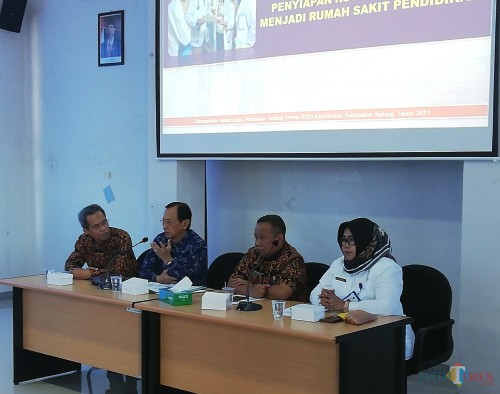 Marhendrajaya Direktur RSUD Kanjuruhan (2 dari kanan) bersama Prof Djanggan Sargowo dalam acara persiapan RS Pendidikan (Nana)
