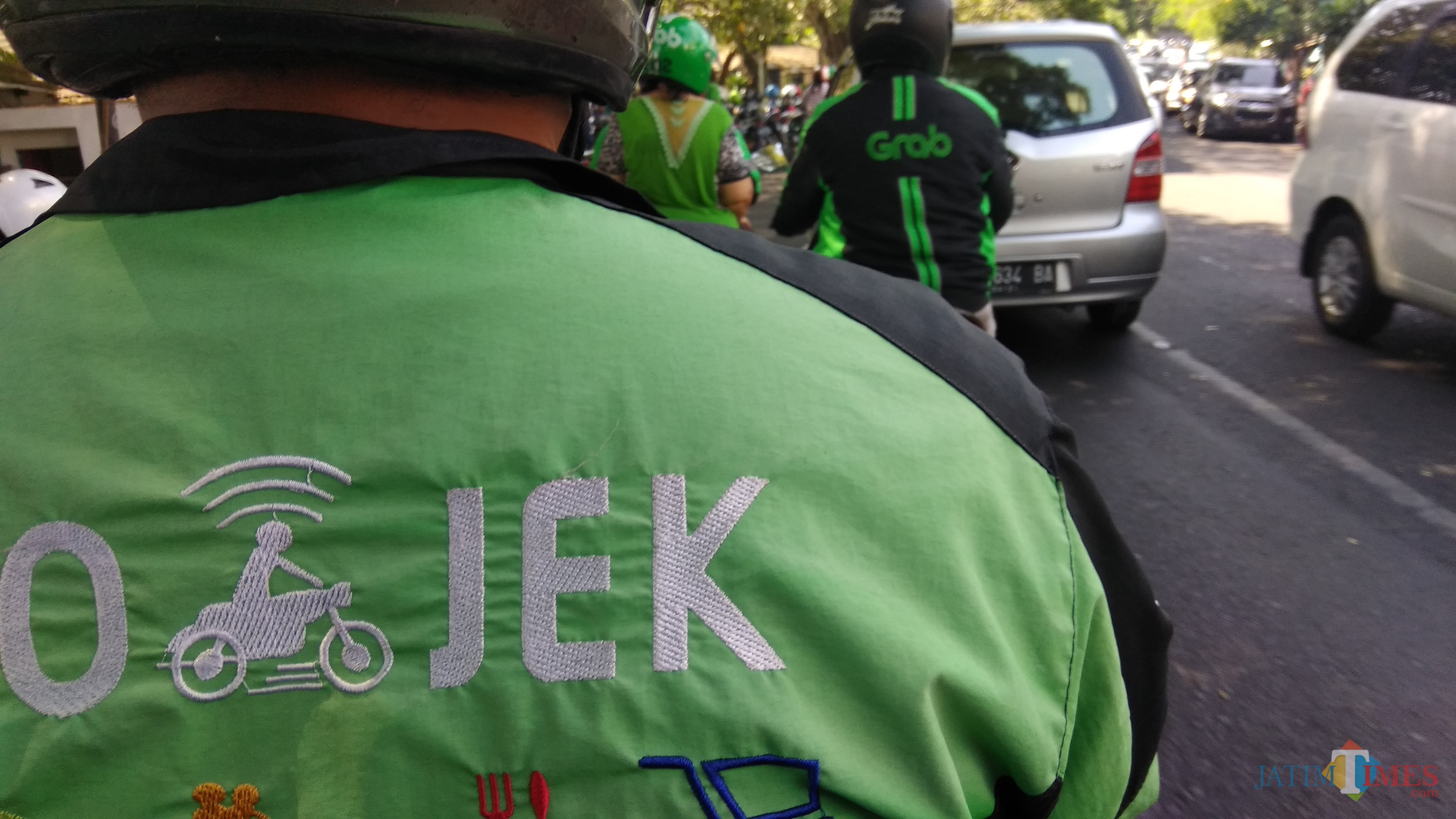 Para driver ojek online saat mengantarkan pelanggan di Jalan Majapahit, Kota Malang. (Foto: Nurlayla Ratri/MalangTIMES)