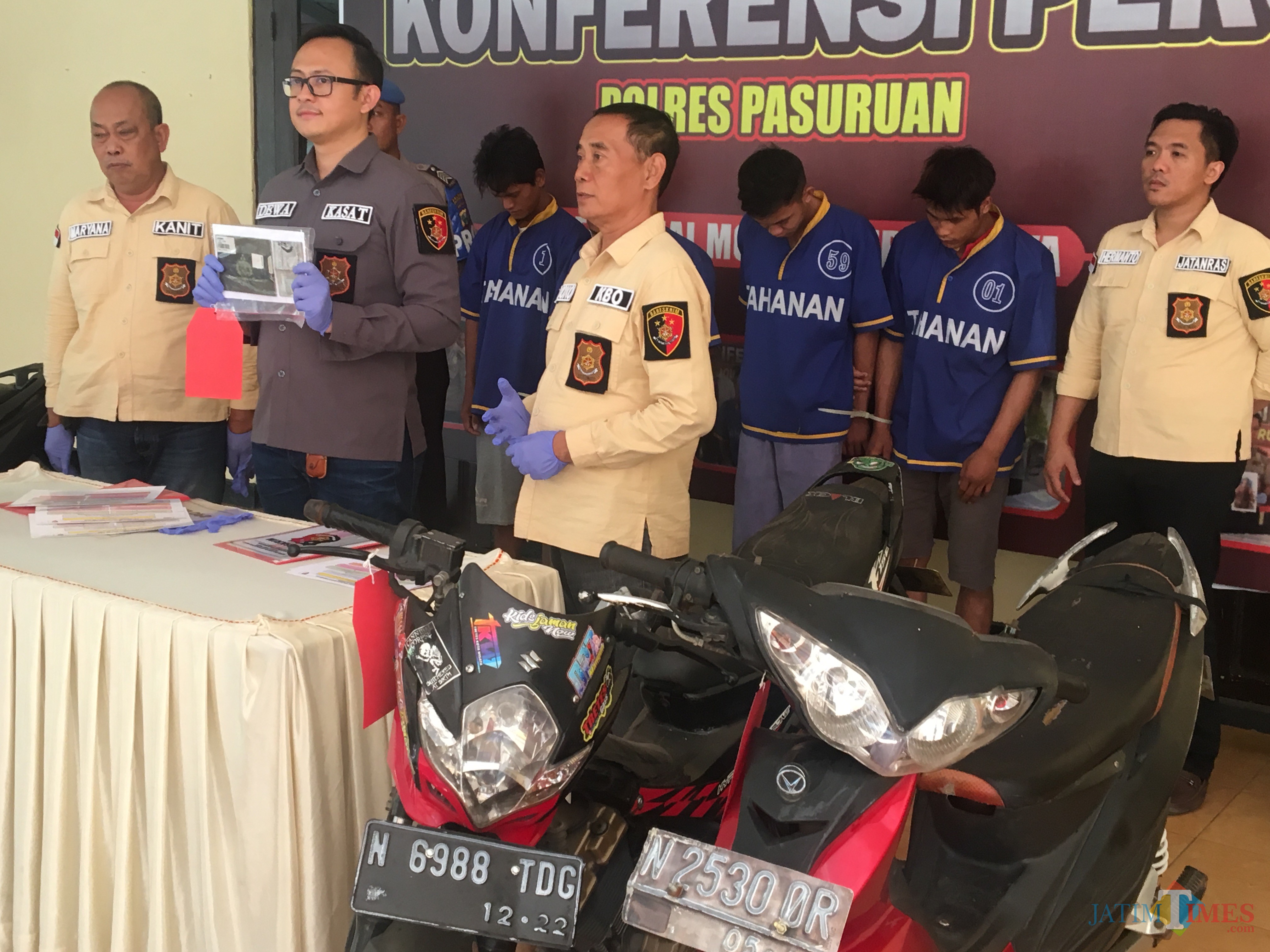 Pelaku dan barang bukti kejahatan