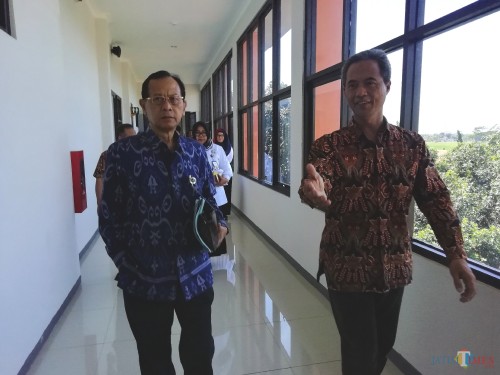 Prof Dr Djanggan Sargowo dari Dewas RS (kiri) saat selesai acara persiapan RSUD Kanjuruhan menjadi RS Pendidikan, Rabu (12/06/2019) (Nana)