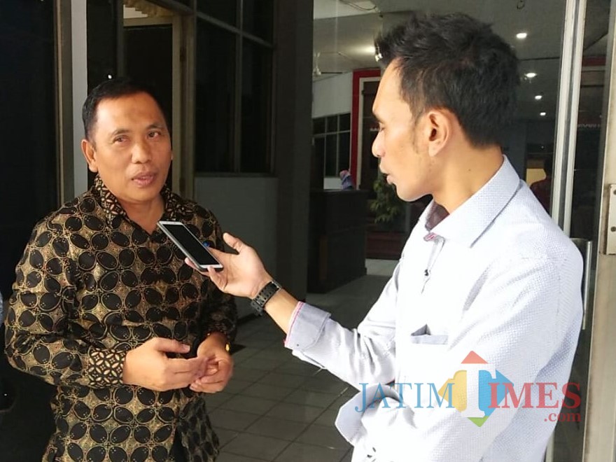 Wabup Situbondo Ir. H. Yoyok Mulyadi MSi pakai baju batik saat diwawancarai wartawan usai rapat paripurna di DPRD Situbondo (Foto Heru Hartanto/ SitubondoTIMES)
