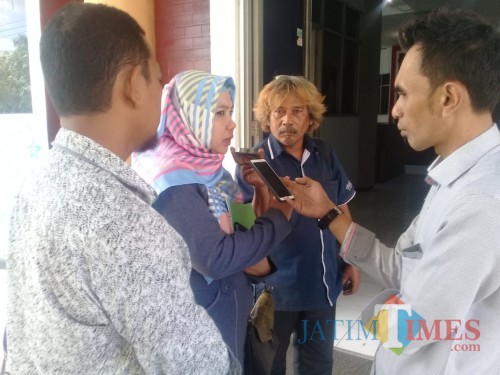 Wakil Ketua DPRD Situbondo Zeiniye pakai kerudung saat dimintai komentar sejumlah wartawan (Foto Heru Hartanto / SitubondoTIMES)