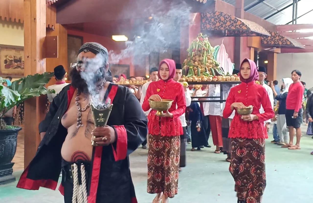 Kirab ketupat berbahan cokelat di Wisata Edukasi Kampung Coklat.