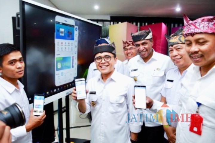 Bupati Abdullah Azwar Anas (dua dari kiri), Asisten Administrasi Pemerintahan Choiril Ustadi, dan beberapa SKPD Banyuwangi saat memaparkan program Pelayanan Publik Mandiri (PPM).