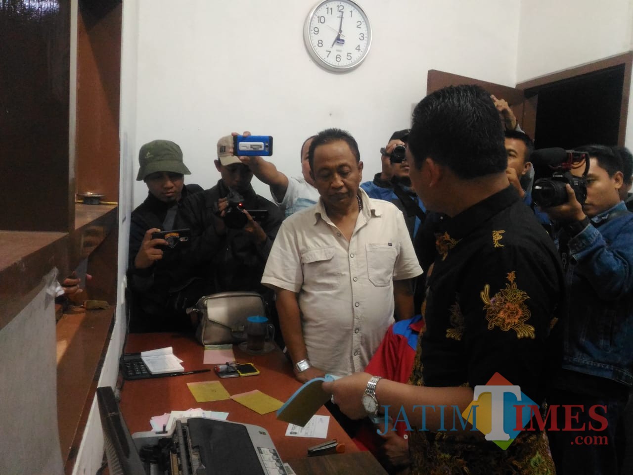 Bupati Lumajang (berbaju batik) ketika menanyakan perihal bukti bayar yang dicetak oleh PT. Mutiara Halim (Foto : Moch. R. Abdul Fatah / Jatim TIMES)