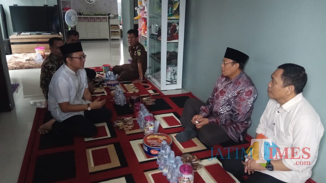 Bupati Situbondo, Dadang Wigiarto, sedang bertakziah di rumah Bagus Adi Saputro