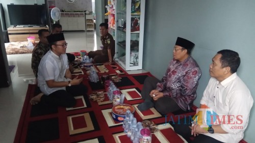 Bupati Situbondo, Dadang Wigiarto, sedang bertakziah di rumah Bagus Adi Saputro