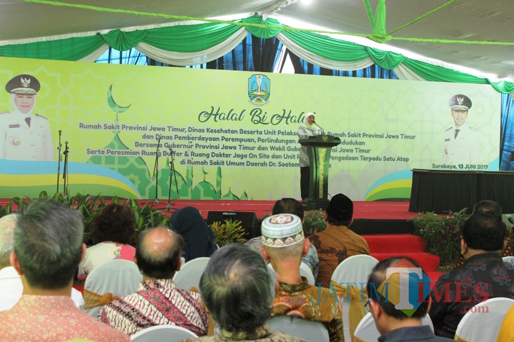 Gubernur Khofifah saat acara halal bi halal di RSUD dr Soetomo