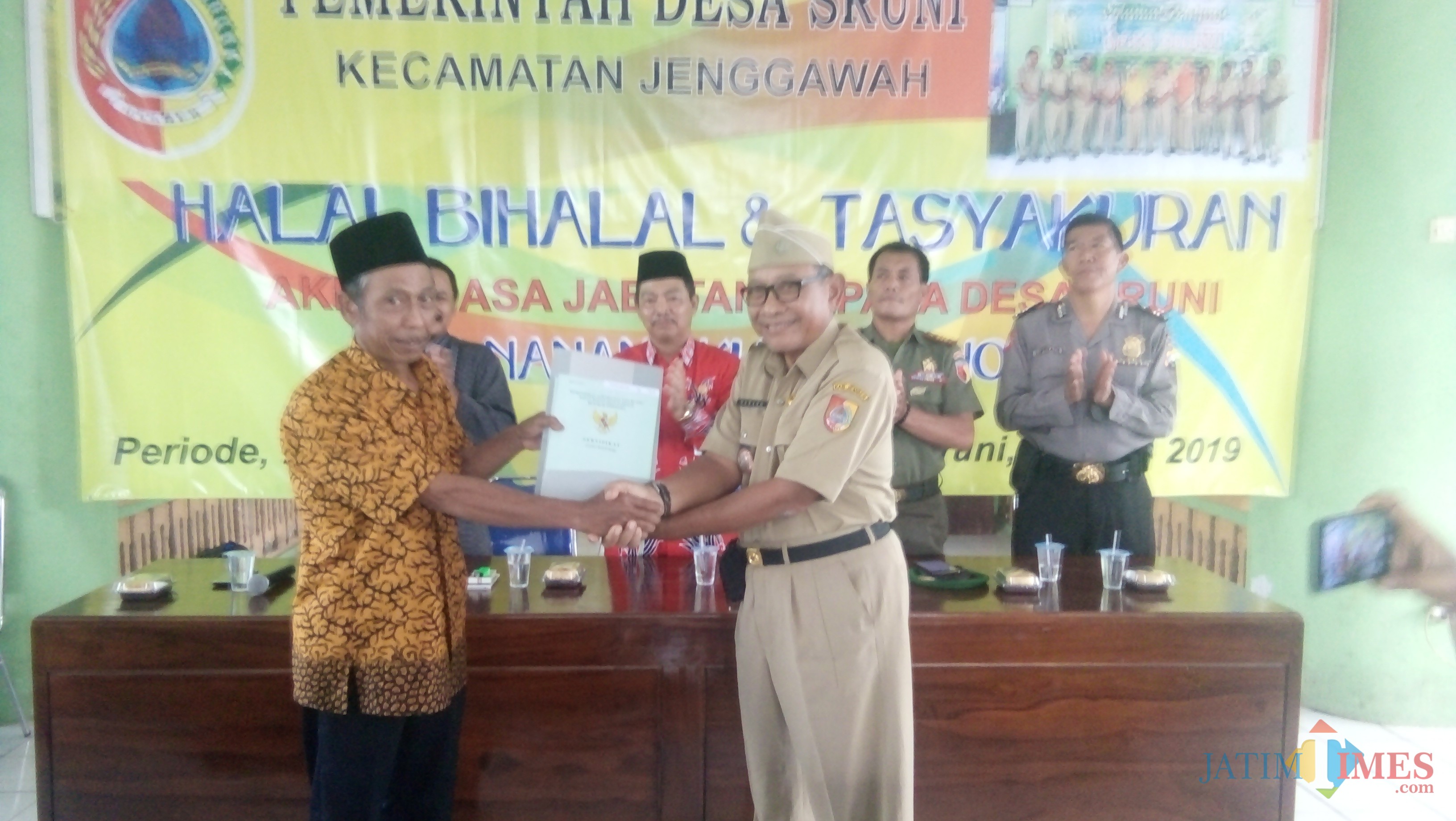 HM Nanang Kusminarno (sisi kanan) saat memberikan sertifikat secara simbolis kepada warga (foto : Moh. Ali Makrus / Jatim TIMES)