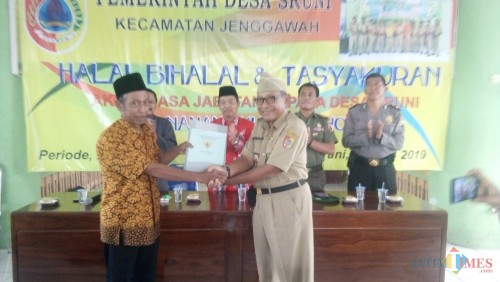 HM Nanang Kusminarno (sisi kanan) saat memberikan sertifikat secara simbolis kepada warga (foto : Moh. Ali Makrus / Jatim TIMES)