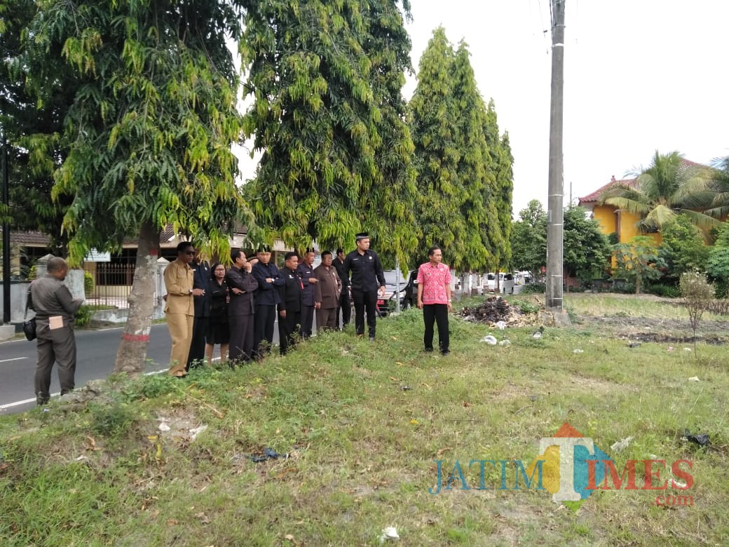 Jajaran Eksekutif dan Legislatif Kota Blitar saat sidak di areal persawahan di Jalan Sumatera, Kota Blitar.(Foto : Team BlitarTIMES)
