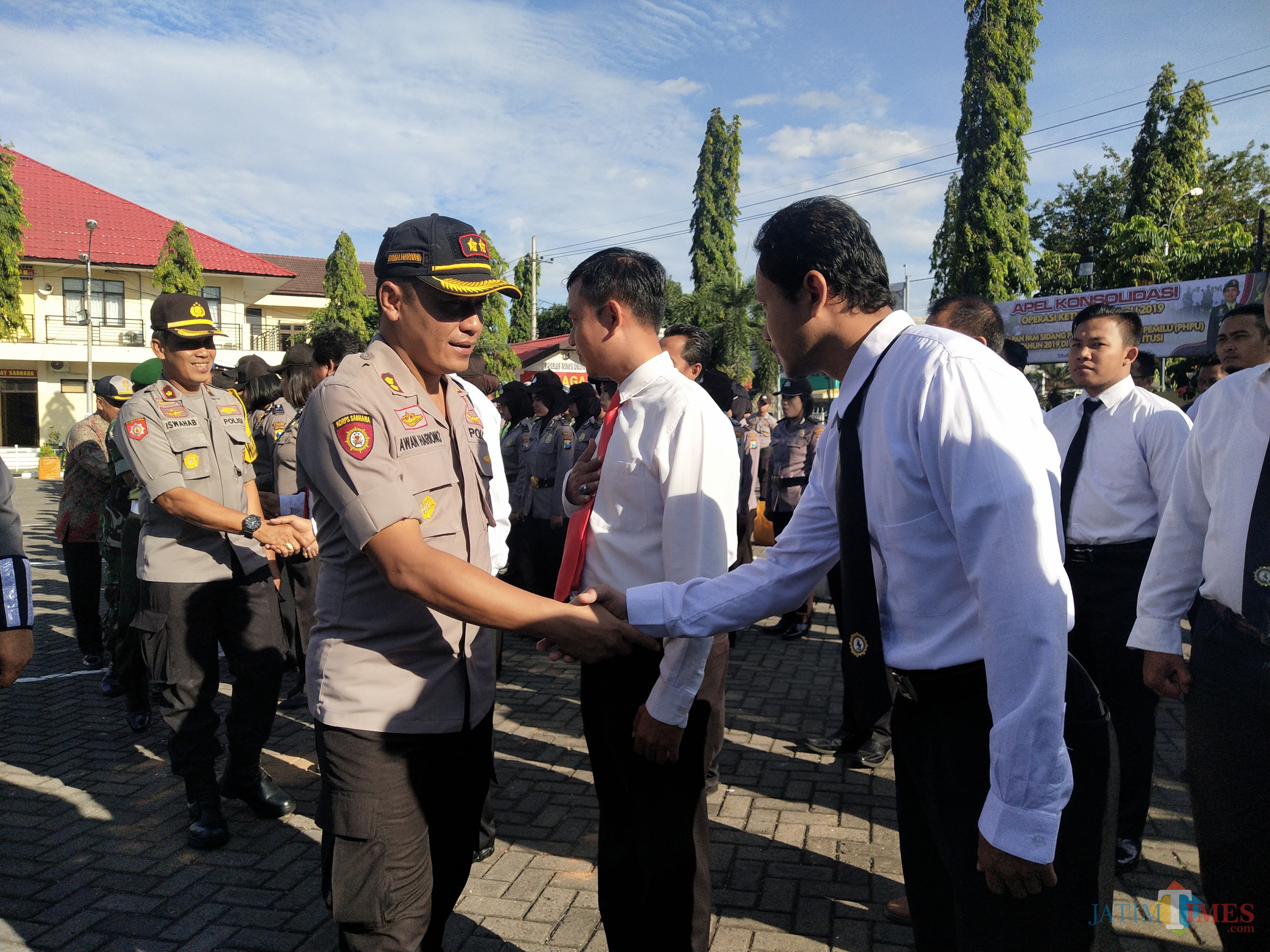 Kapolres Awan salaman dengan personel Pam Sidang Perselisihan Hasil Pemilu (PHPU) tahun 2019 (Foto Heru Hartanto / Situbondo TIMES)