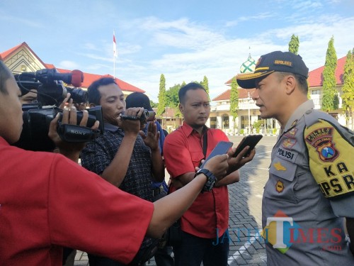 Kapolres Situbondo saat diwawancarai sejumlah wartawan. (Foto Heru Hartanto/Situbondo TIMES)