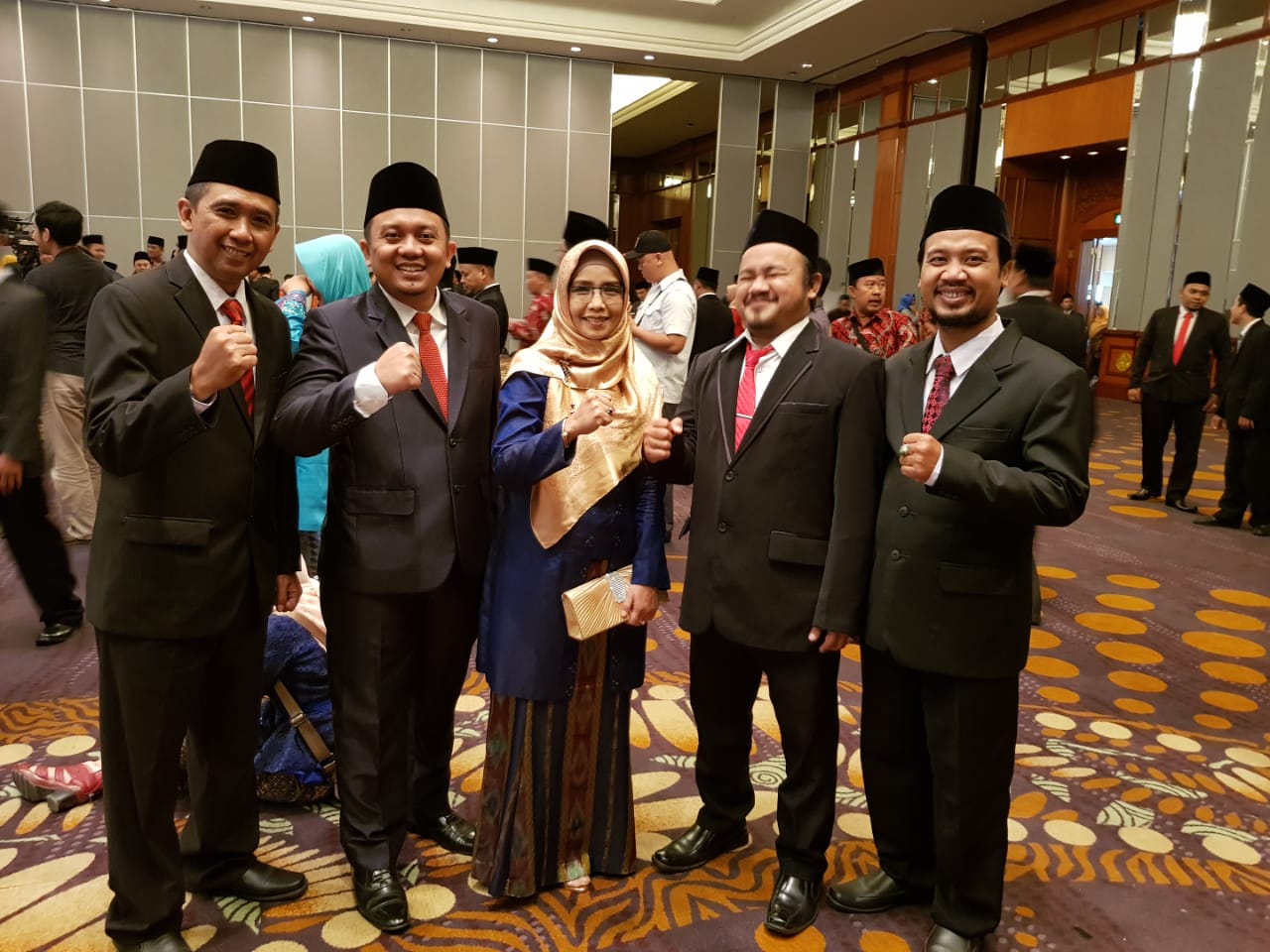 Lima anggota komisioner KPU Kota Malang yang baru dilantik di Surabaya. (Foto: Istimewa)