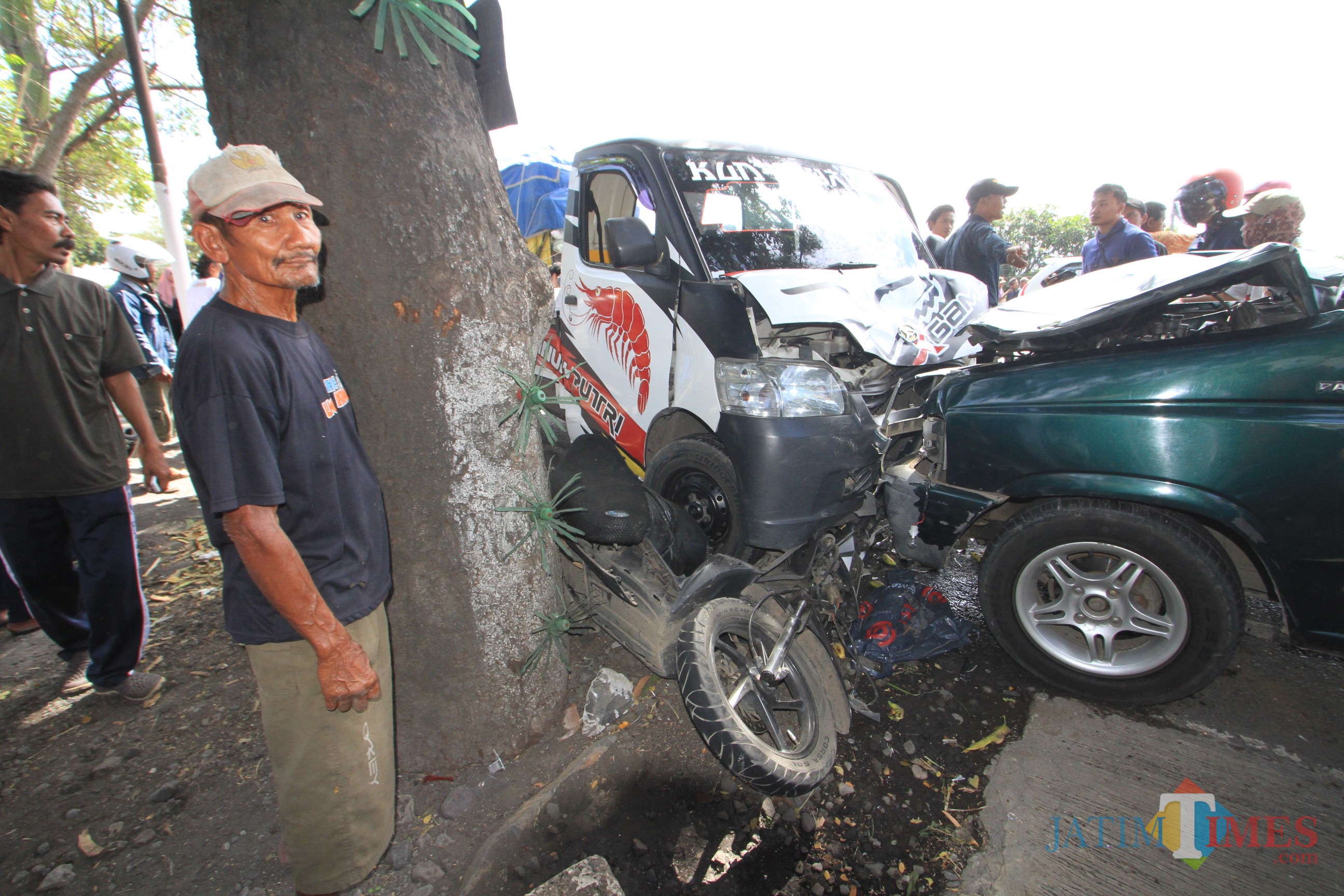 Nasib kendaraan roda dua yang dihantam 2 kendaraan roda empat di jalur pantura jalan raya jurusan Probolinggo-Surabaya (Agus Salam.Jatim TIMES)
