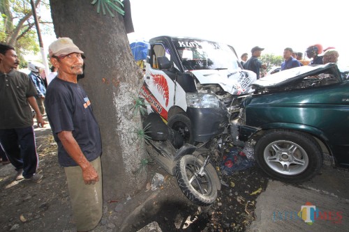 Nasib kendaraan roda dua yang dihantam 2 kendaraan roda empat di jalur pantura jalan raya jurusan Probolinggo-Surabaya (Agus Salam.Jatim TIMES)