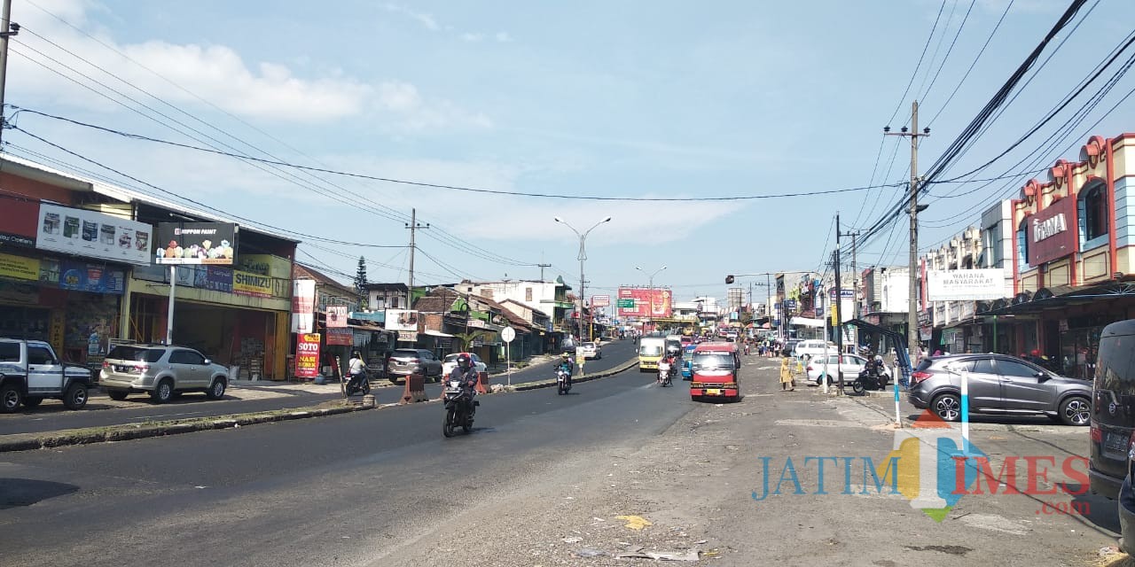 Pantauan lalu lintas di jalur arteri Lawang-Singosari, Kabupaten Malang. (Foto: Nurlayla Ratri/MalangTIMES)