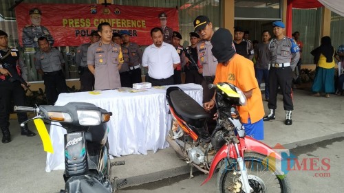 Pelaku saat di amankan di Mapolres Jember (foto : E Winarko / Jatim TIMES)
