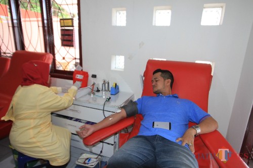 Salah satu warga Kota Probolinggo mendonorkan darahnya ke UTD Unit Transfusi Darah setempat (Agus Salam/Jatim TIMES)