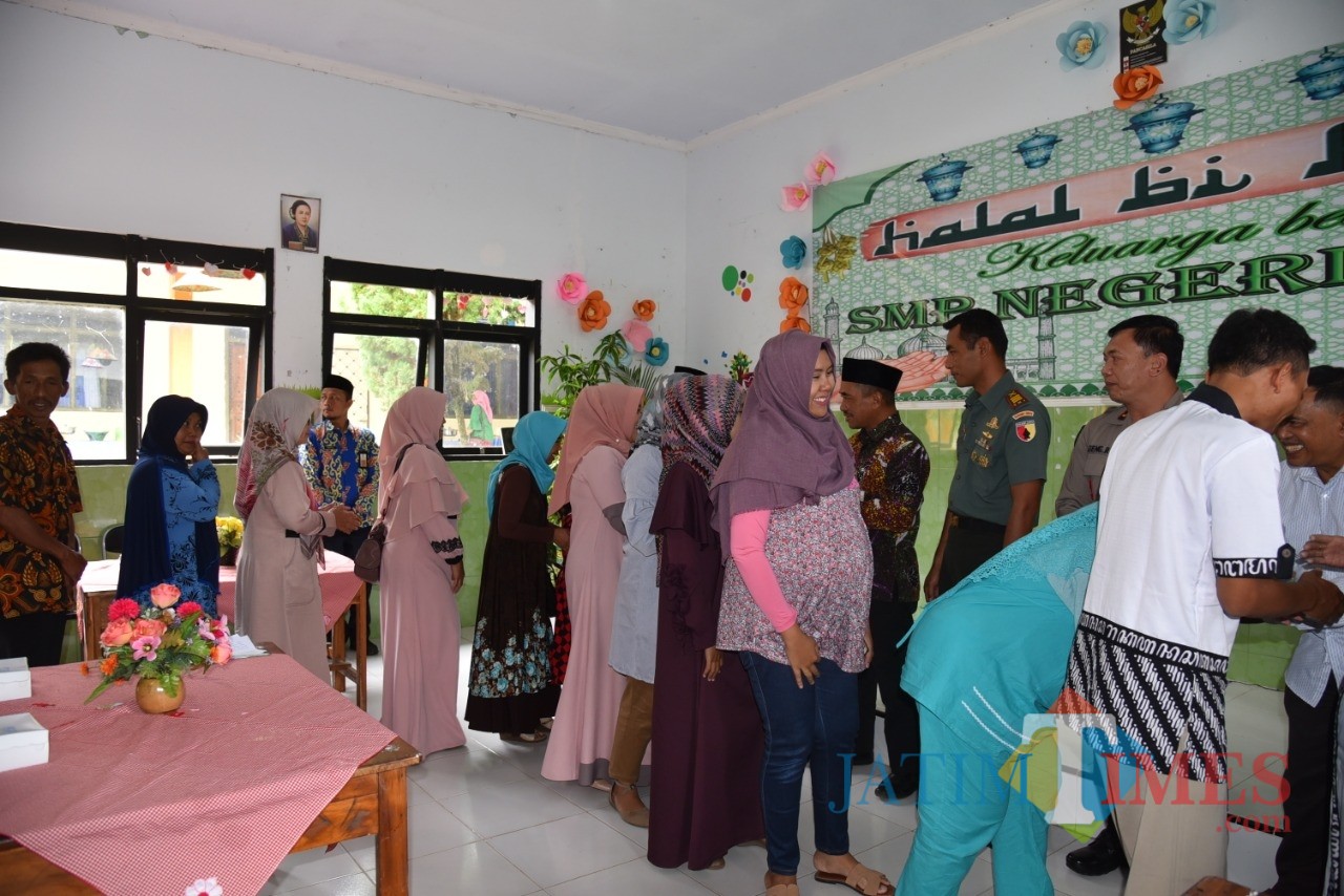 Suasana Halal bi Halal di SMP Negeri 1 Silo Jember (foto : Izza / Jatim TIMES)