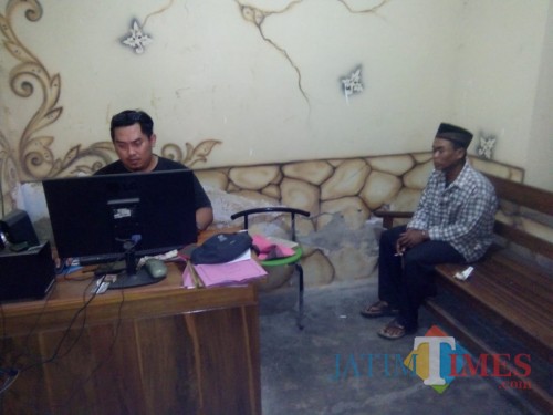 Tersangka Zaenuri saat di-BAP di Mapolsek Rejotangan./ Foto : Dokpol / Tulungagung TIMES