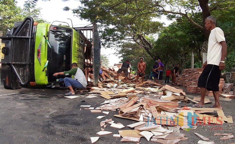 Tumpahan keramik di jalan raya.
