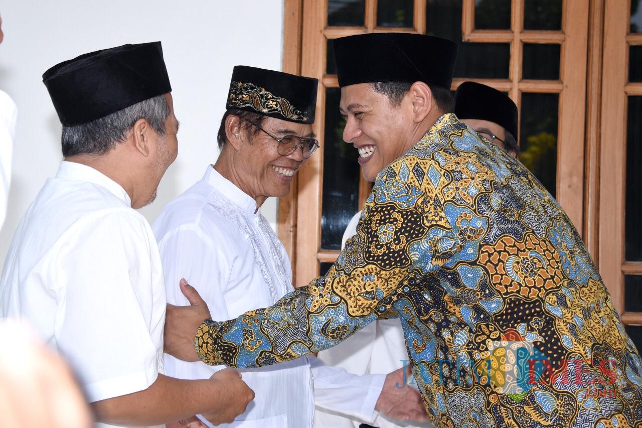 Walikota Kediri Abdullah Abu Bakar saat berkunjung ke pondok pesantren. (eko Arif s /JatimTimes)