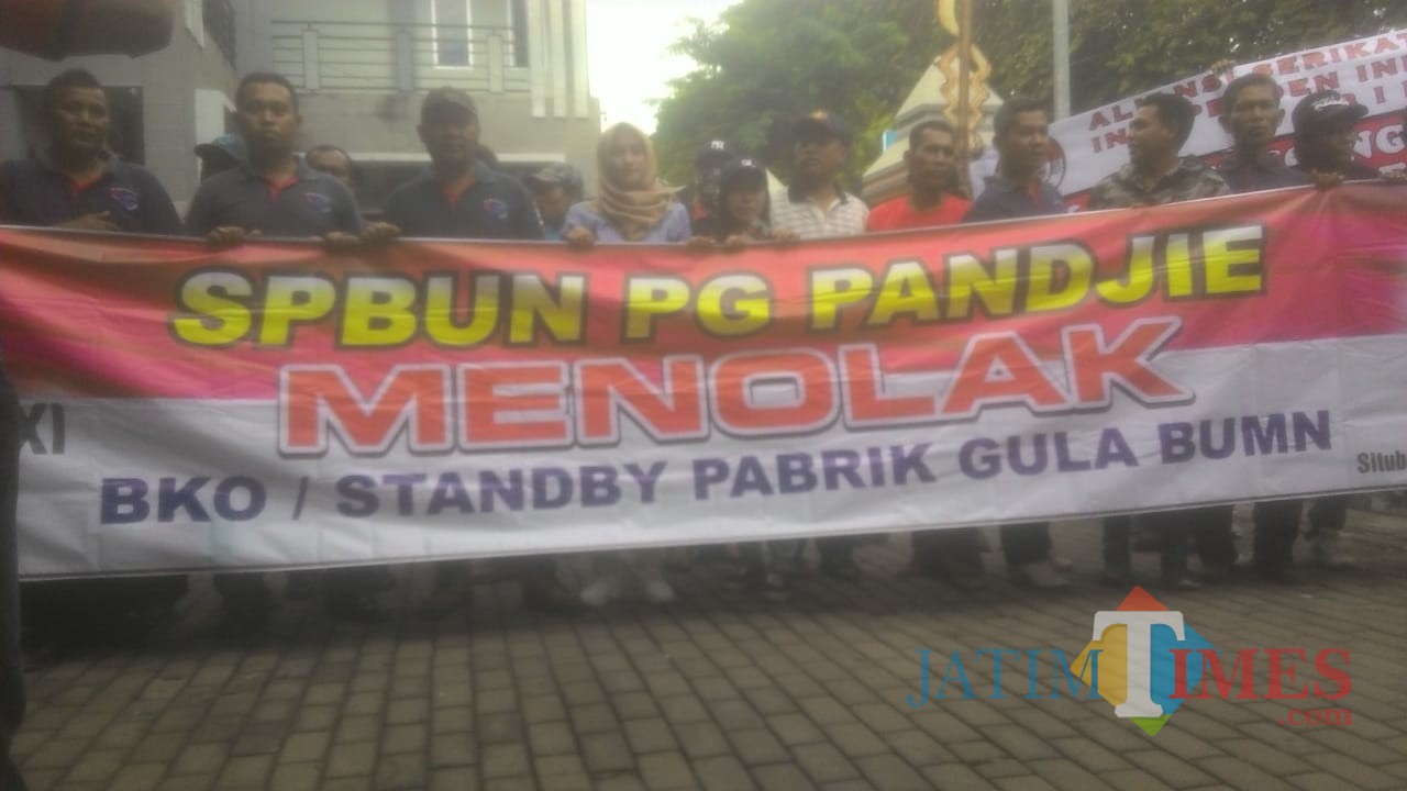 Aksi demo APTR dan karyawan PG Panji serta PG Olean. (Foto Sony Haryono / Situbondo TIMES)