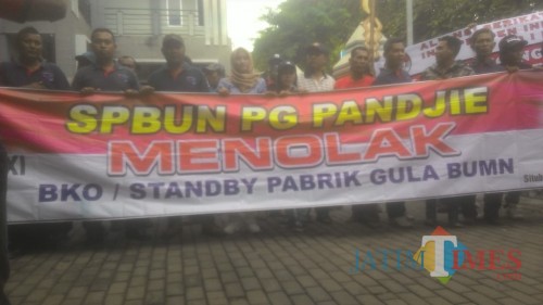 Aksi demo APTR dan karyawan PG Panji serta PG Olean. (Foto Sony Haryono / Situbondo TIMES)