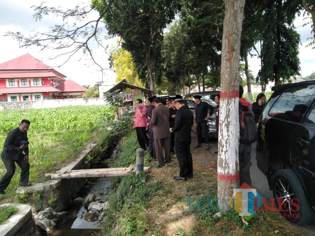 Anggota DPRD Kota Blitar bersama eksekutif saat sidak lahan untuk kantor baru DPRD.(Foto : Team BlitarTIMES)